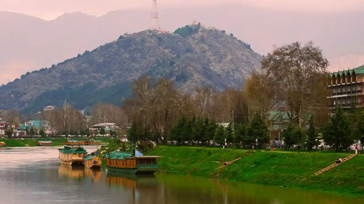 Shikara Dal Lake